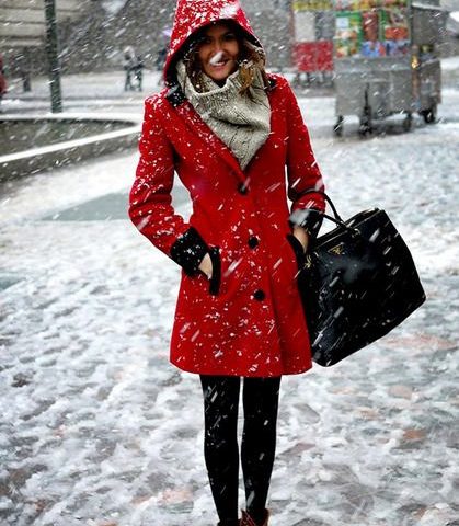 quel foulard avec un manteau rouge